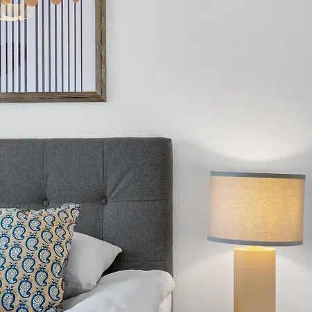 Sanders Haven - Lovely Two-bedroom In Historical Lägenhet *