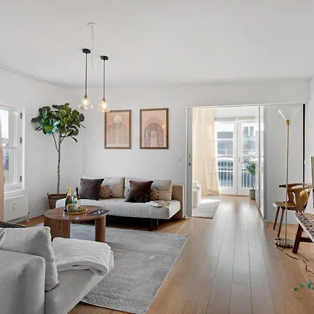 Sanders Haven - Lovely Two-bedroom In Historical Lägenhet